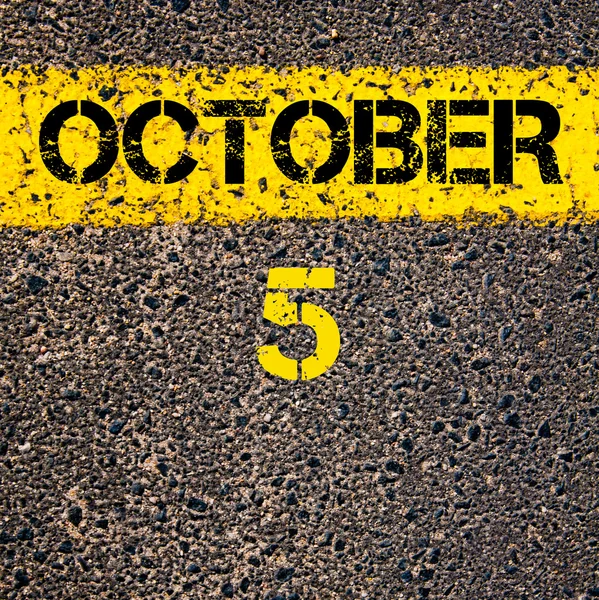 5 Outubro dia de calendário sobre estrada marcação linha de pintura amarela — Fotografia de Stock