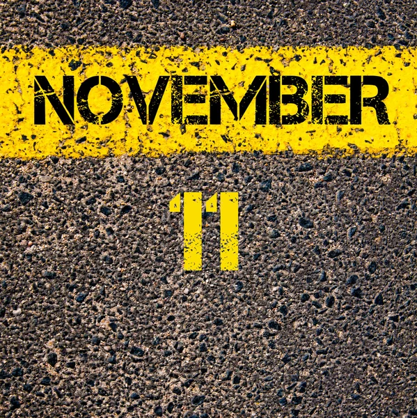 11 Noviembre día calendario sobre la carretera marcando línea de pintura amarilla —  Fotos de Stock