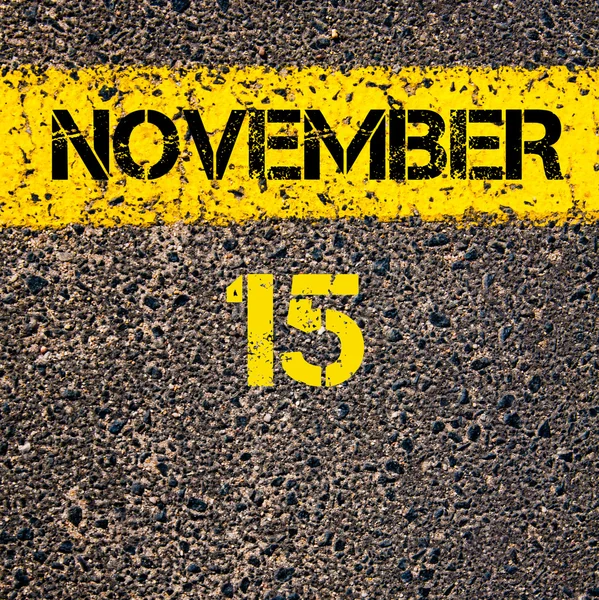 15 ноября календарный день по дороге, обозначающей желтую линию краски — стоковое фото