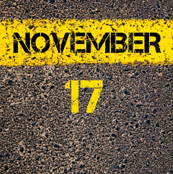 17 ноября календарный день по дороге, обозначающей желтую линию краски — стоковое фото