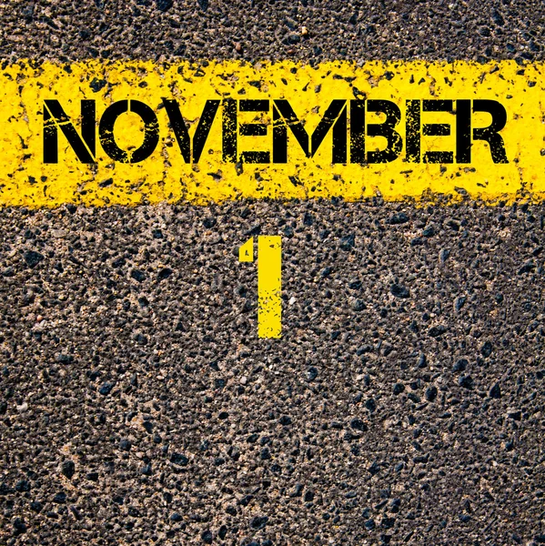 1 November kalenderdag over weg markering gele verf lijn — Stockfoto
