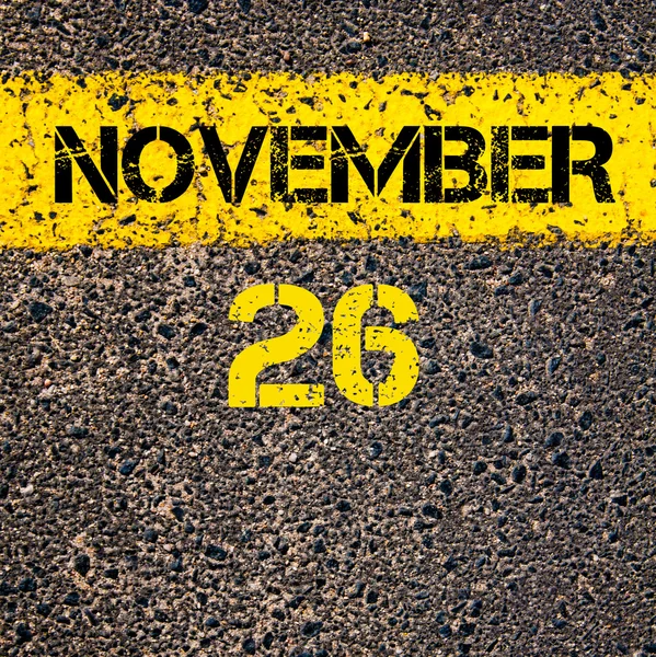 26 November kalenderdag over weg markering gele verf lijn — Stockfoto