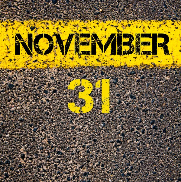 31 Noviembre día calendario sobre la carretera marcando línea de pintura amarilla — Foto de Stock