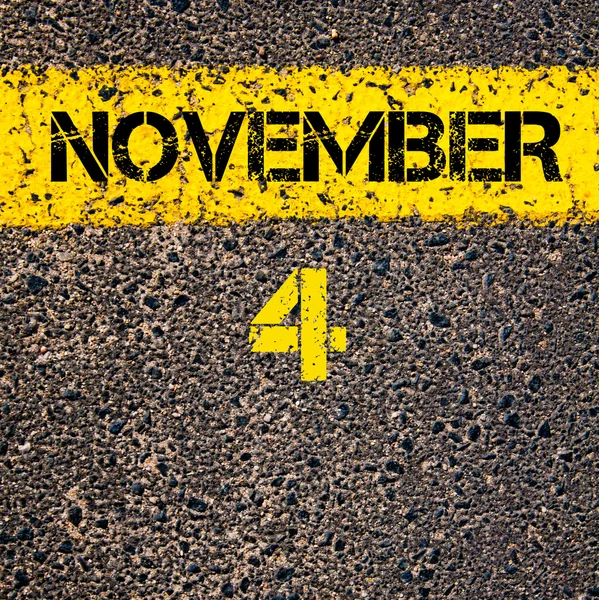 4 November kalenderdag over weg markering gele verf lijn — Stockfoto