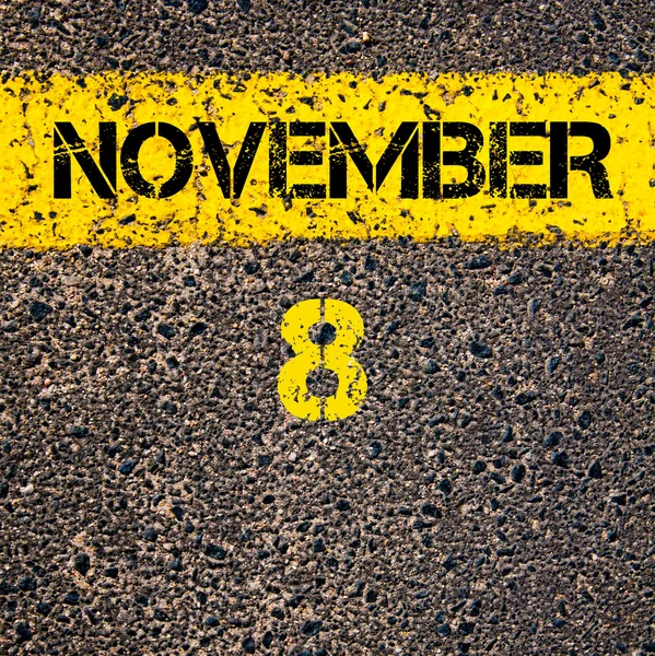 8 Novembro dia de calendário sobre estrada marcação linha de pintura amarela — Fotografia de Stock