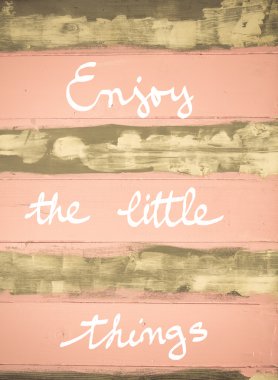 Küçük şeyler zevk motivasyonel teklif el vintage üzerinde yazılı kavramı görüntüsünü ahşap duvar boyalı