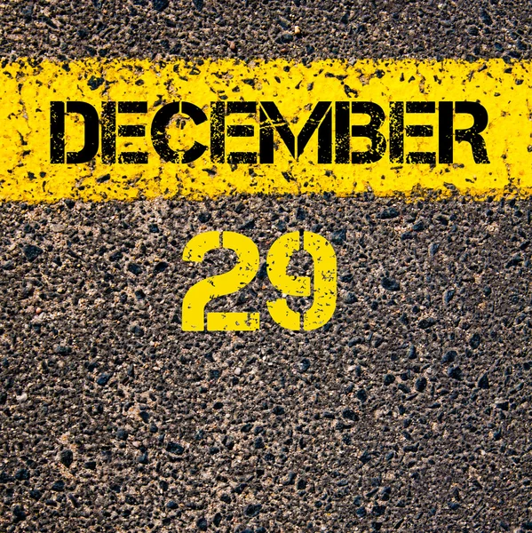 29 декабря календарный день по дороге, обозначающей желтую линию краски — стоковое фото