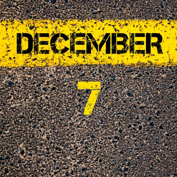 Kalendářního dne 7 prosince přes dopravní značení žlutá barva čáry — Stock fotografie