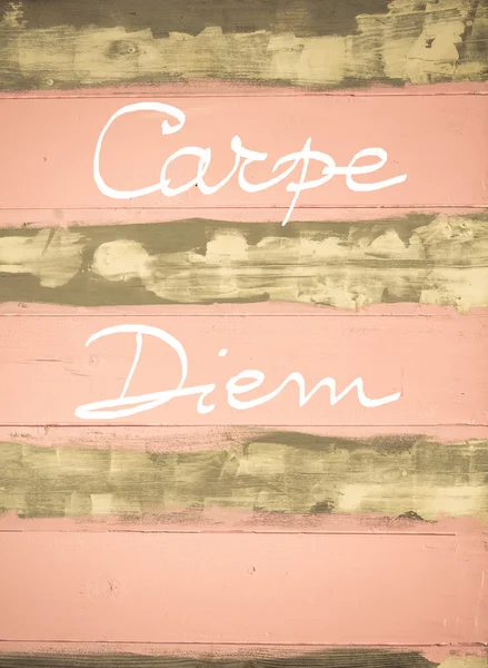 Immagine concettuale di Carpe Diem citazione motivazionale scritta a mano su parete di legno dipinta vintage — Foto Stock