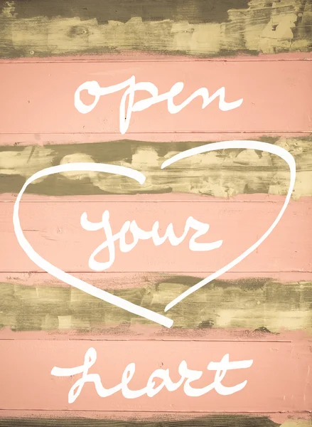 Imagen conceptual de Open Your Heart cita motivacional escrita a mano en pared de madera pintada vintage —  Fotos de Stock