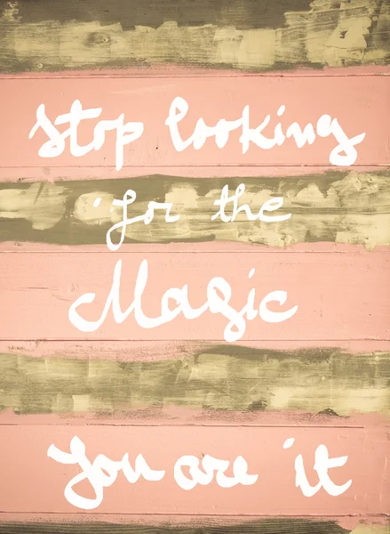 Immagine concettuale di Stop Looking For the Magic, sei motivazionale citazione scritta a mano su parete di legno dipinta vintage — Foto Stock