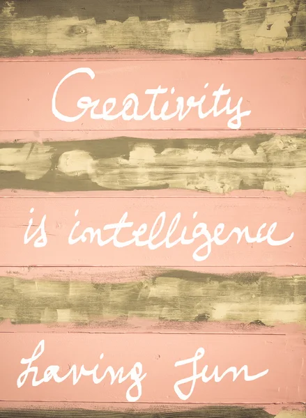 İstihbarat eğlenmek motivasyonel teklif el ahşap duvar boyalı vintage üzerinde yazılı yaratıcılık kavramı görüntüdür — Stok fotoğraf
