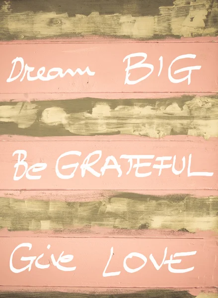 Концепция изображения Dream Big, Be Grateful, Give Love мотивационная цитата руки написана на старинных окрашенных деревянных стен — стоковое фото
