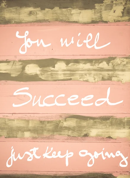 Изображение "Ты добьешься успеха", написанное вручную на винтажной деревянной стене — стоковое фото