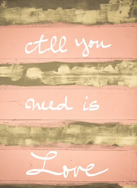 Imagem de conceito de tudo o que você precisa é amor motivacional citação mão escrita na parede de madeira pintada vintage — Fotografia de Stock
