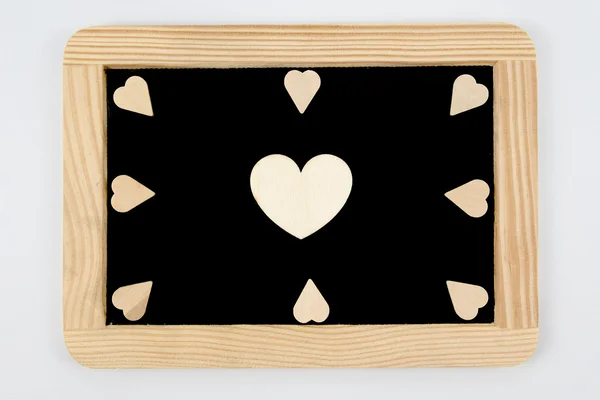 Vintage bord met houten frame geïsoleerd op wit, ambachtelijke hart vormen rond — Stockfoto