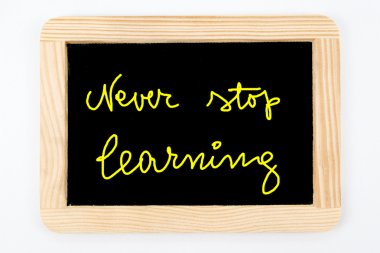 Vintage kara tahta ahşap çerçeve üzerine beyaz, izole ile mesaj öğrenme durdurmak asla