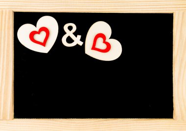 Ahşap çerçeve vintage kara tahta kalp şekilleri sembolü çift ile