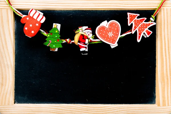 Decorações de Natal sobre Chalkboard Vintage com moldura de madeira — Fotografia de Stock