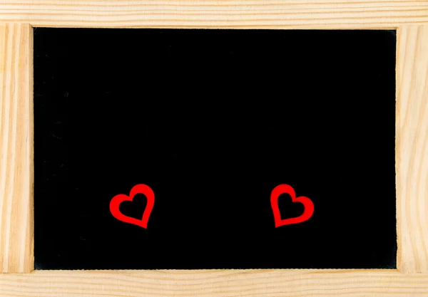 Quadro de madeira chalkboard vintage com par de símbolo de forma coração vermelho — Fotografia de Stock