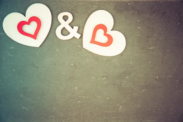 Paar van hart vormen symbolen over vintage schoolbord, retro filter is toegepast — Stockfoto