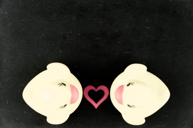 Siyah Kara tahta arka plan ve kırmızı kalp şekli arasında aşk kavramı üzerinde izole sarı lastik ördek çifti