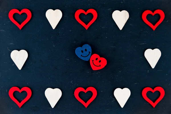 Vintage bord met hart vormen en paar glimlachend in liefde emoticons — Stockfoto