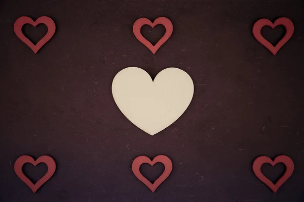 Tiza vintage con seis símbolos de forma de corazón rojo y uno grande en el medio, concepto de amor — Foto de Stock