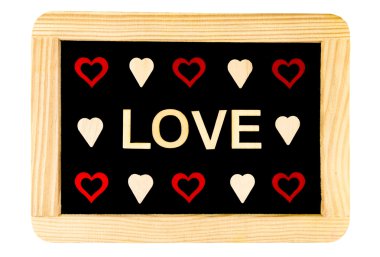Word ahşap harf ve kalp şekillerin çevresinde oluşturulan sevgi ile üzerine beyaz izole ahşap çerçeve vintage kara tahta