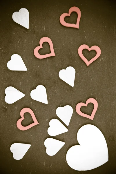 Símbolos de formas de corazón aislados en negro, filtro vintage aplicado, espacio de copia disponible, concepto de amor — Foto de Stock