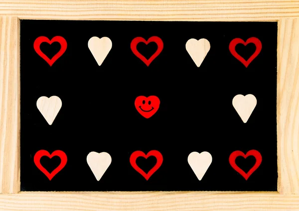 Holzrahmen Vintage-Kreidetafel mit Symbolen in roter Herzform und lächelndem Emoticon — Stockfoto