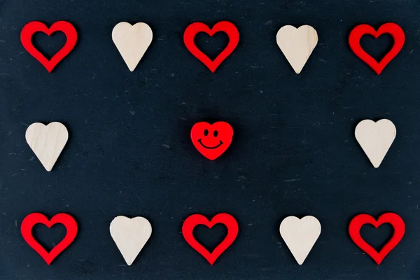 Hart vormen symbolen en lachende emoticon geïsoleerd op zwart, beschikbaar kopie ruimte, liefde concept — Stockfoto