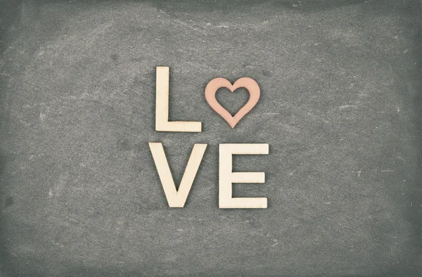 Tableau vintage avec mot LOVE créé de lettres en bois, filtre rétro appliqué — Photo
