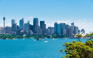 Opera Binası ve merkezi iş bölgesi manzarası görüntülemek