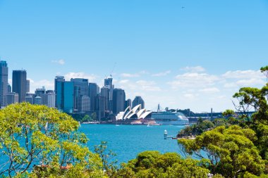 Opera Binası ve merkezi iş bölgesi manzarası görüntülemek