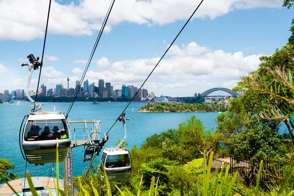 El teleférico Sky Safari en el zoológico de Taronga en Sídney con Opera House y Harbour Bridge en segundo plano . — Foto de Stock