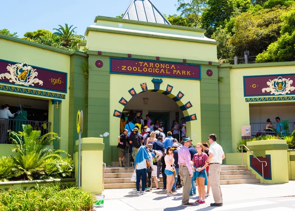Line at the entrance at Taronga Zoo in Sydney — Stock Photo, Image