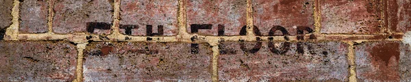 Słowa 5 piętro z pismo na mur z cegły — Zdjęcie stockowe