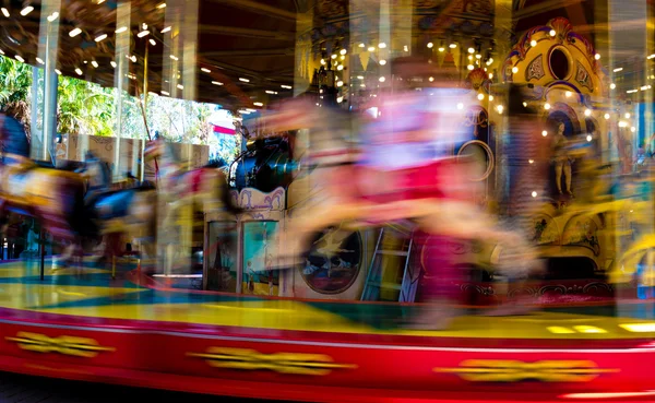 Verschwommener defokussierter Hintergrund des traditionellen Jahrmarktkarussells — Stockfoto