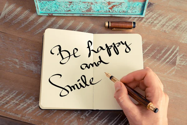 Motivationskonzept mit handschriftlichem Text glücklich sein und lächeln — Stockfoto