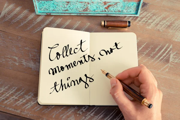 Motivationskonzept mit handgeschriebenem Text sammelt Momente, nicht Dinge — Stockfoto