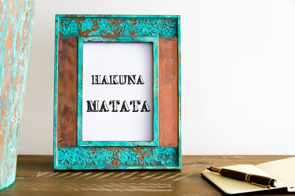 Cornice foto vintage su tavolo in legno con testo HAKUNA MATATA — Foto Stock