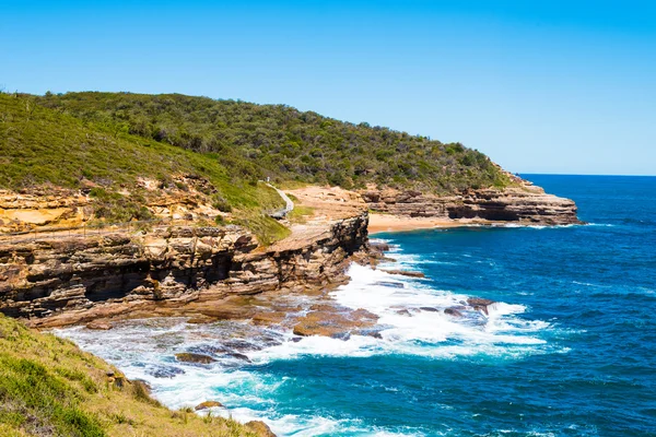 Formação rochosa australiana com oceano em fundo, textura de arenito — Fotografia de Stock