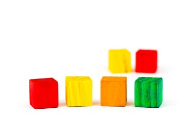 Beyaz arka plan üzerinde izole altı renkli küpler