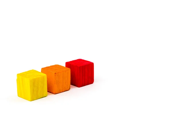 Drie gekleurde kubussen geïsoleerd op witte achtergrond — Stockfoto