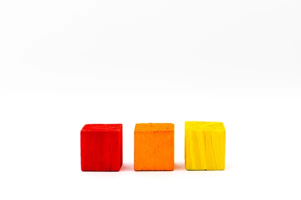 Drei farbige Würfel isoliert auf weißem Hintergrund — Stockfoto
