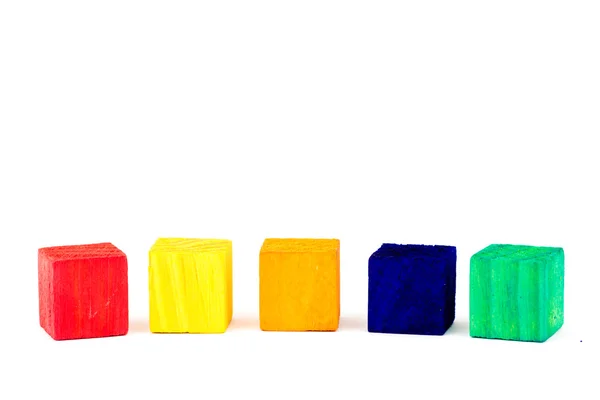 Vijf gekleurde kubussen geïsoleerd op witte achtergrond — Stockfoto