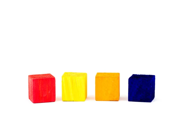 Vier gekleurde kubussen geïsoleerd op witte achtergrond — Stockfoto
