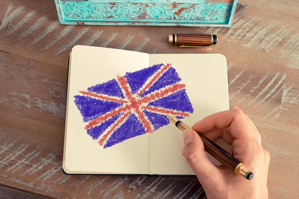 Žena ruční Union Jack vlajky na notebook — Stock fotografie