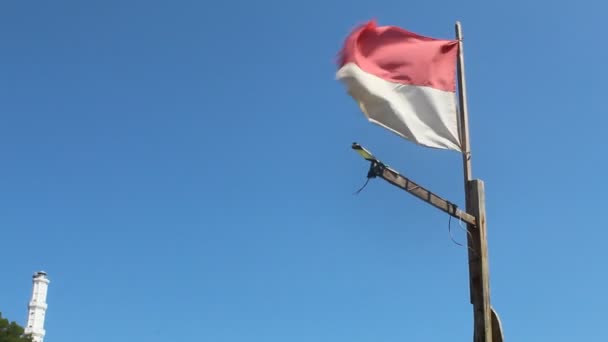 Індонезійський Прапор Пурхає Яскраво Синьому Тлі Неба — стокове відео